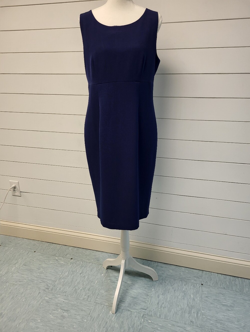Kasper Sleeveless Classic Midi Sheath Dress in Navy Sz.8